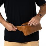 0096159152001---POCHETE-MASCULINA-DE-COURO-GRUMARI--CARAMELO--10-_H