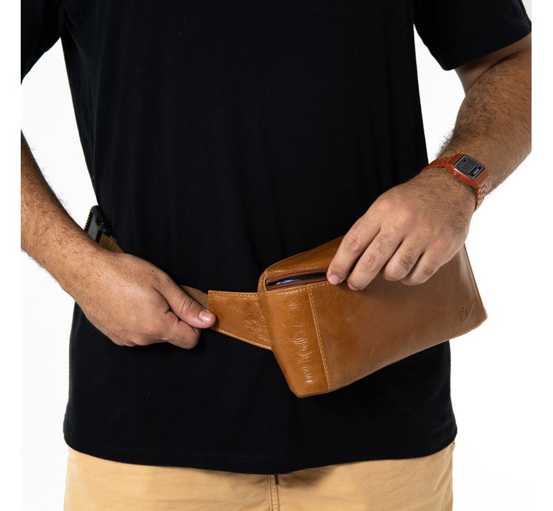 0096159152001---POCHETE-MASCULINA-DE-COURO-GRUMARI--CARAMELO--10-_H