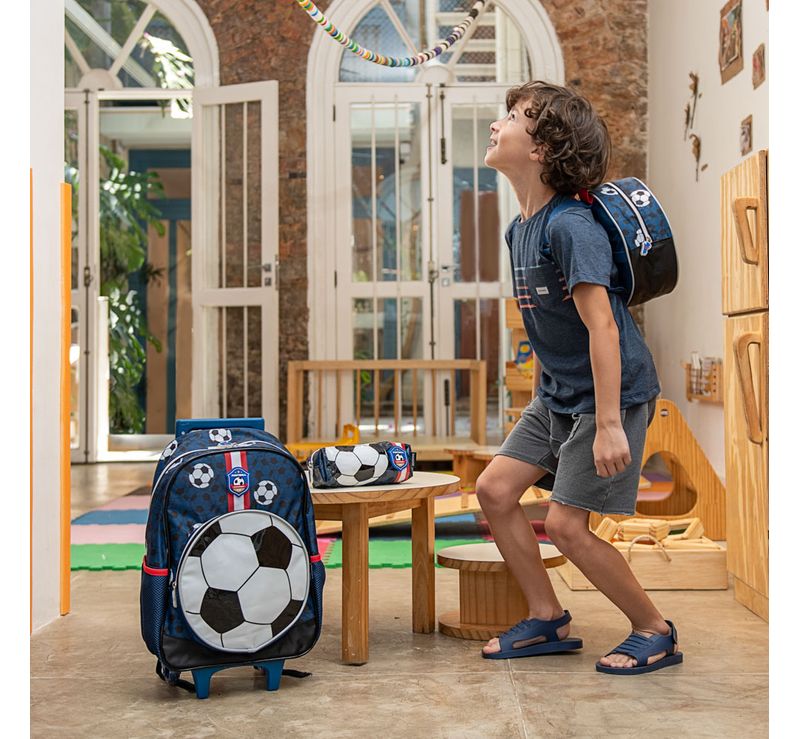 MOCHILA-ESCOLAR-MASCULINA-DE-RODINHAS-FUTEBOL-AZUL---0225055030001-LANCHEIRA-ESCOLAR-MASCULINA-FUTEBOL-AZUL---0152510030001-ESTOJO-ESCOLAR-MASCULINO-FUTEBOL-AZUL---0164126030001_H