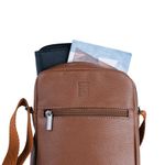 0181670152001---BOLSA-MASCULINA-DE-COURO-SHOULDER-GAVEA-CARAMELO--7-