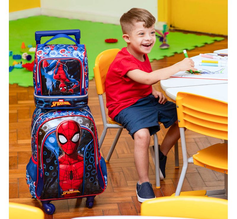 0226656035001---MOCHILA-ESCOLAR-INFANTIL-MASCULINA-COM-RODINHAS-HOMEM-ARANHA-PREMIUM--AZUL-ESCURO--0152575035001---LANCHEIRA-INFANTIL-MASCULINA-HOMEM-ARANHA-PREMIUM--AZUL_H
