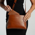0280795152001---BOLSA-TIRACOLO-PREMIUM-COURO-SOFT-MEDIA--CARAMELO_H--2-