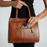 0280796152001---BOLSA-DE-MAO-PREMIUM-COURO-SOFT-GRANDE--CARAMELO_H--3-