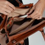 0280796152001---BOLSA-DE-MAO-PREMIUM-COURO-SOFT-GRANDE--CARAMELO_H--4-