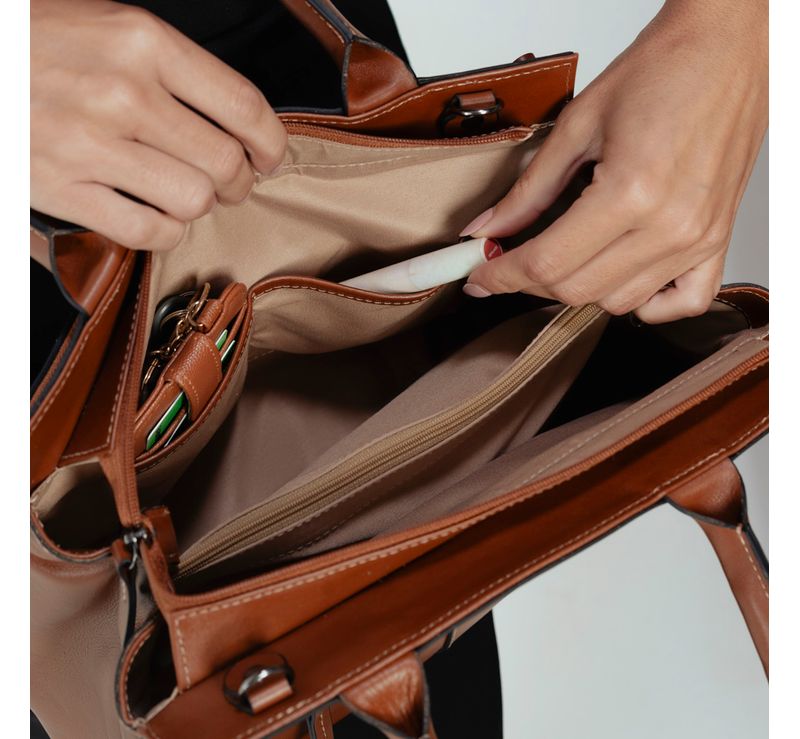 0280796152001---BOLSA-DE-MAO-PREMIUM-COURO-SOFT-GRANDE--CARAMELO_H--4-