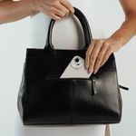 0280796458001---BOLSA-DE-MAO-PREMIUM-COURO-SOFT-GRANDE--PRETO_H--2-