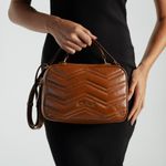 0280801152001---BOLSA-TIRACOLO-ZIG-ZAG-COURO-MATELASSE-MEDIA--CARAMELO_H--3-