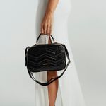 0280801458001---BOLSA-TIRACOLO-ZIG-ZAG-COURO-MATELASSE-MEDIA--PRETO_H--2-