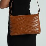 0280802152001---BOLSA-TIRACOLO-ZIG-ZAG-COURO-MATELASSE-PEQUENA--CARAMELO_H--2-