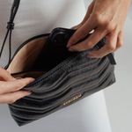0280802458001---BOLSA-TIRACOLO-ZIG-ZAG-COURO-MATELASSE-PEQUENA--PRETO--2-