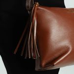 0280799346001---BOLSA-TIRACOLO-COM-TASSEL-COURO-BASIC-MEDIA--MARROM_H--2-