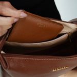 0280799346001---BOLSA-TIRACOLO-COM-TASSEL-COURO-BASIC-MEDIA--MARROM_H--4-