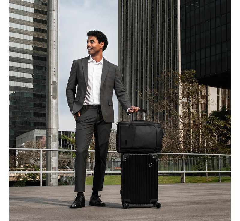 0220271458001---MOCHILA-NOTEBOOK-RESISTENTE-A-AGUA-ADVANCED-GDE-21Y--PRETO-0018670458003---MALA-DE-BORDO-10KG-POLICARBONATO-4-RODAS-KYOTO-II--PRETA_H.jpg