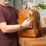 Mochila-Masculina-de-Couro-para-Notebook-Arpoador-Caramelo0232906152001_h