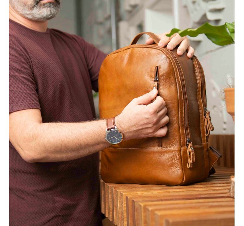 Mochila-Masculina-de-Couro-para-Notebook-Arpoador-Caramelo0232906152001_h