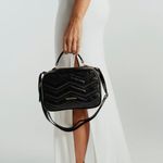 0280801458001---BOLSA-TIRACOLO-ZIG-ZAG-COURO-MATELASSE-MEDIA--PRETO_H--2-